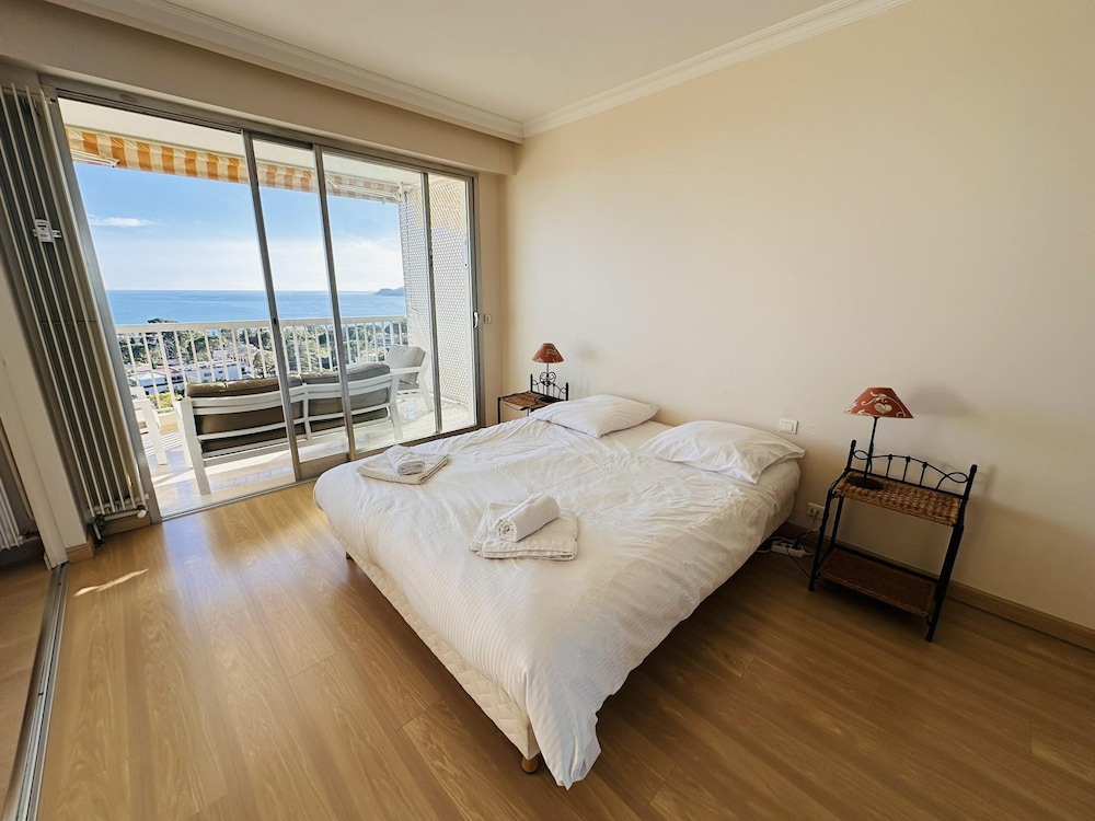 Large Light and Modern 2 Bedroomed Apartment in Cannes With Sea Views Pool and Lovely Terrace - 1503