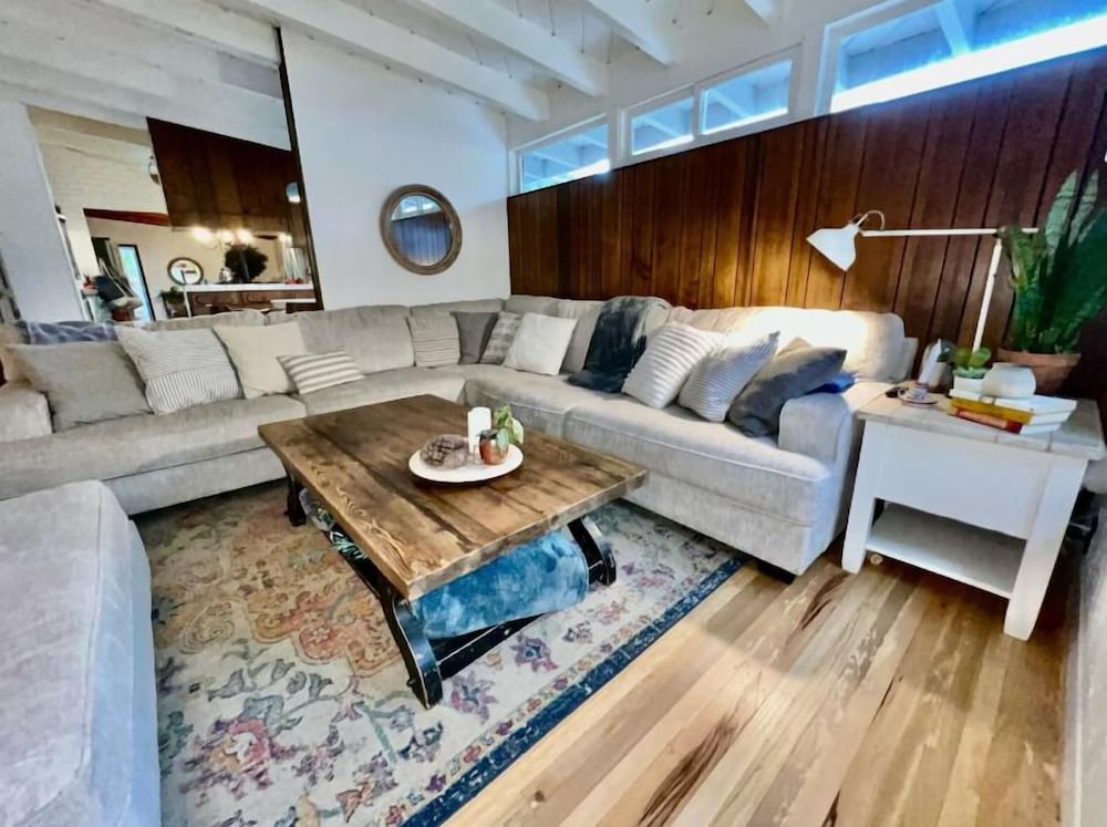 New Cozy Studio 2 Queen Beds, Kitchen Walk to Water