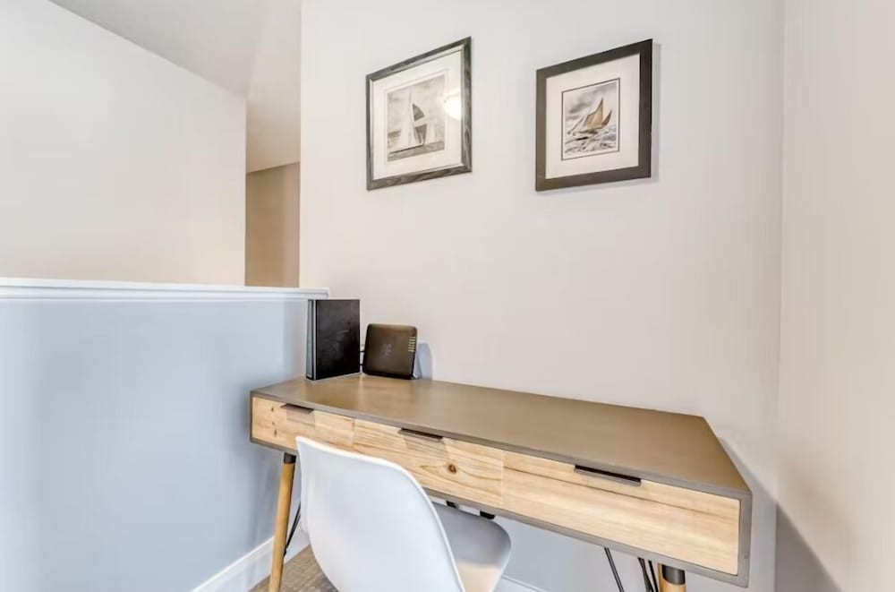 The Modern Villa - Pet Friendly 3 Bedroom Townhouse