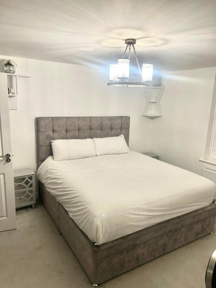 High END Spacious 4 Bed House - Free Parking