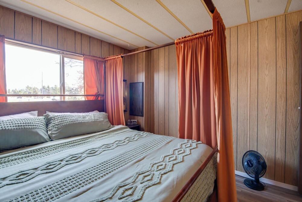 Walk to Beach! Fun Retro Retreat in Ocean Shores