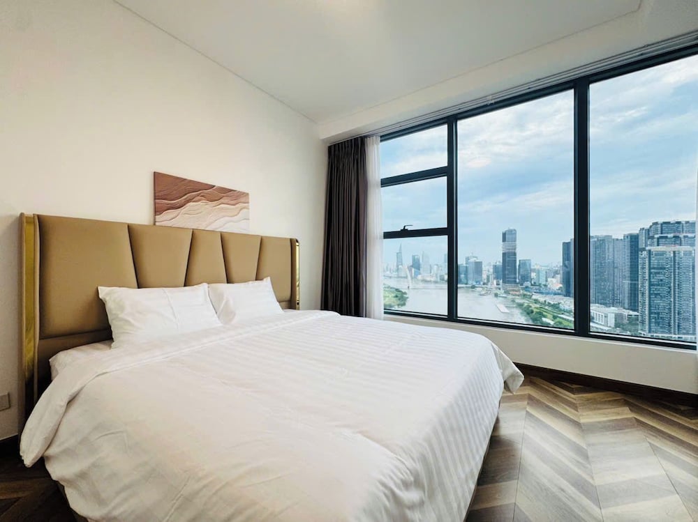 Skyway White & Silver Riverside Resident - Binh Thanh, HCM