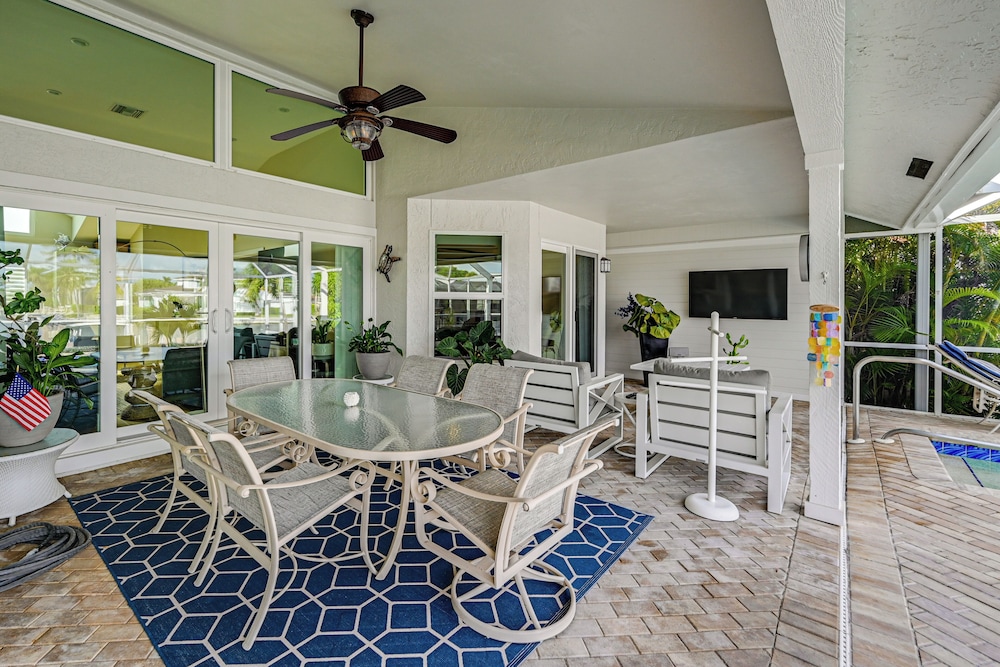 2 Mi to South Beach: Waterfront Home w/ Lanai!