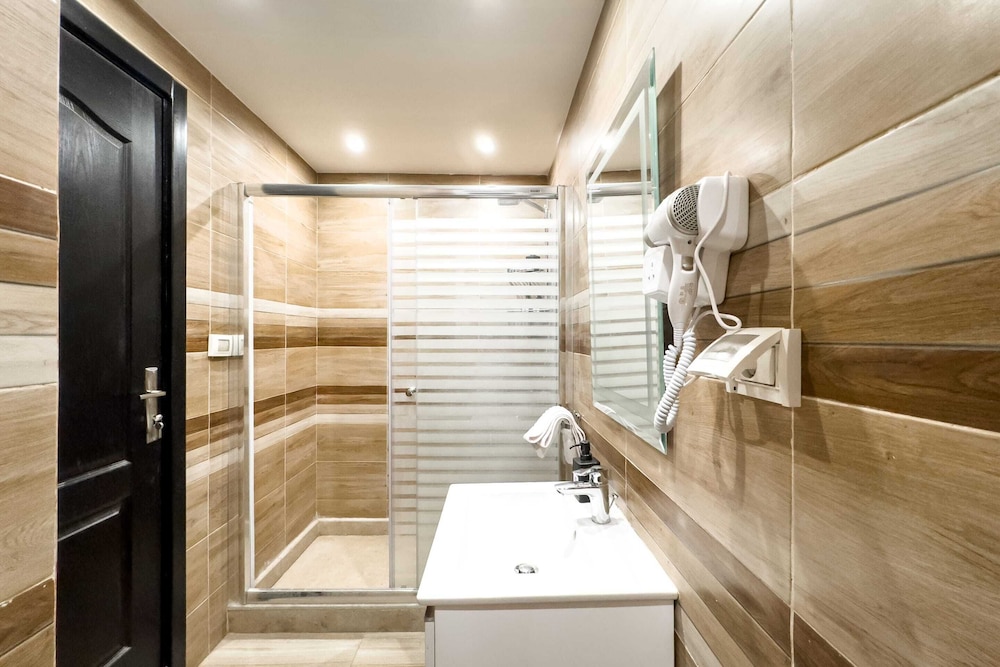 Flattering 2bdr - 5 min to Airport