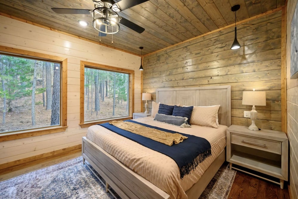 Whispering Winds Luxury Cabin in Hochatown