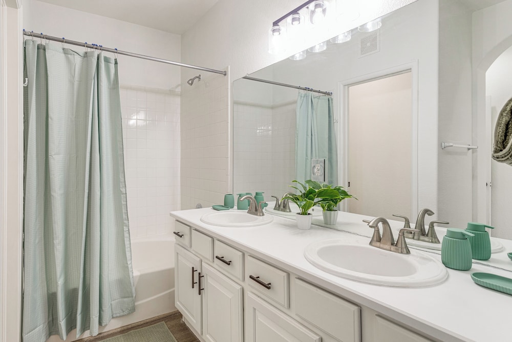Seasonal Pool, Balcony: Quiet & Cozy Aurora Condo!
