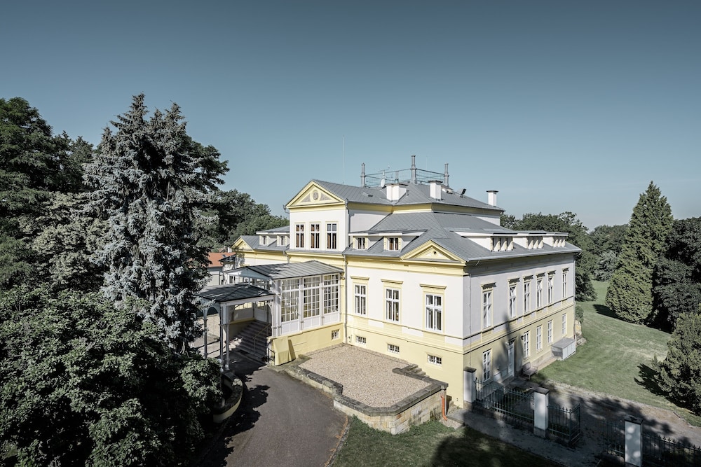 Zámek Dobřenice