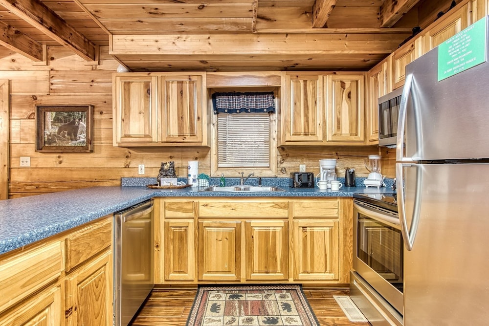 Er 256 â Smoky Mountain Top Great Location â Close To Town! 3 Bedroom Cabin by RedAwning view 4