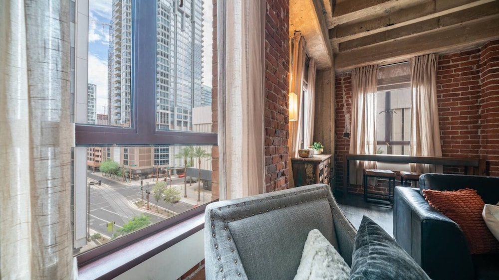Luxury Downtown Phoenix Loft - Pool Gym Laundry
