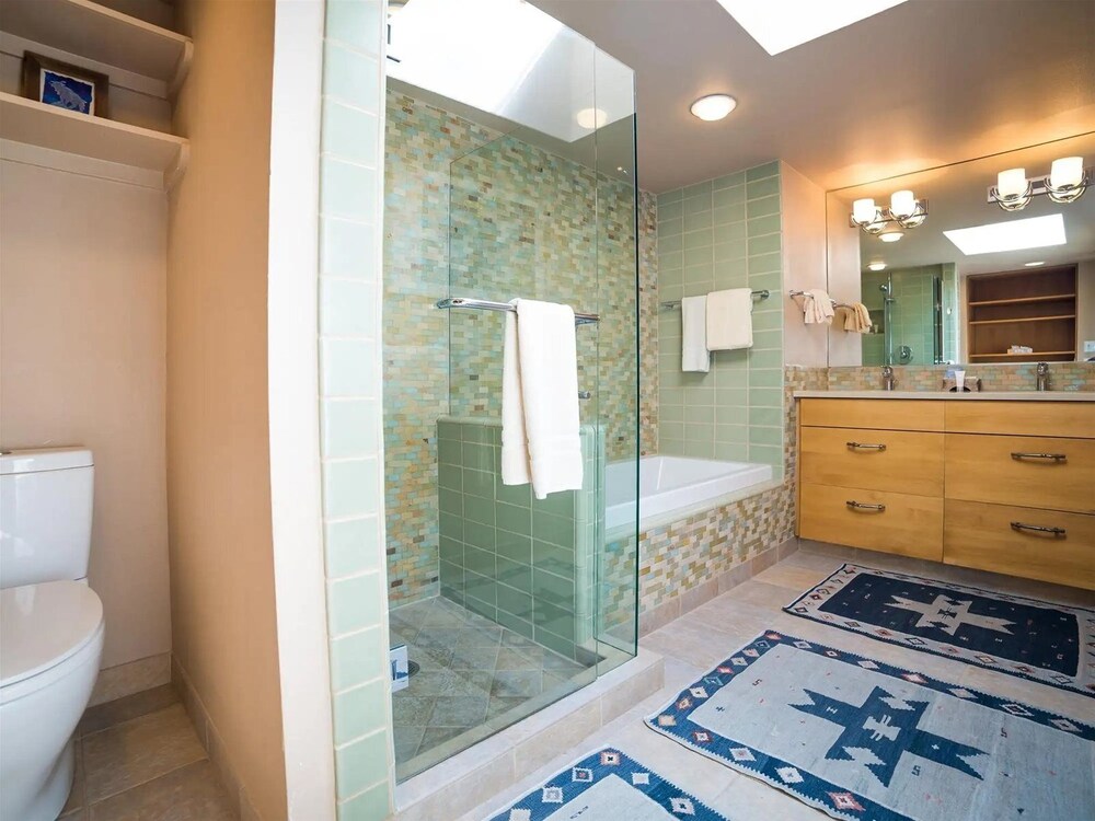 Centrally Located 3BR in Aspen Core With Pool & hot Tub!