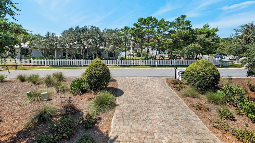 Stunning 4 Bd/4.5 BA - Free Wifi - Easy Walk to Beach