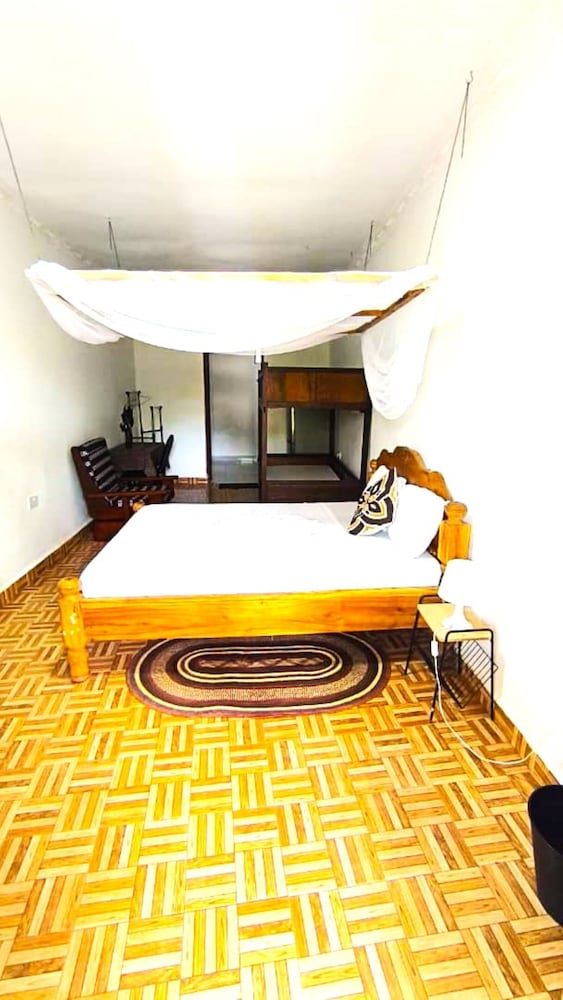 zanzllywood hotel and apartments