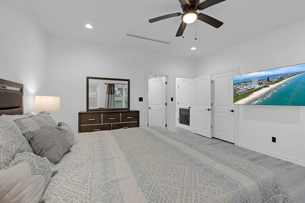 Immaculate Townhouse w Pool Balcony South Padre