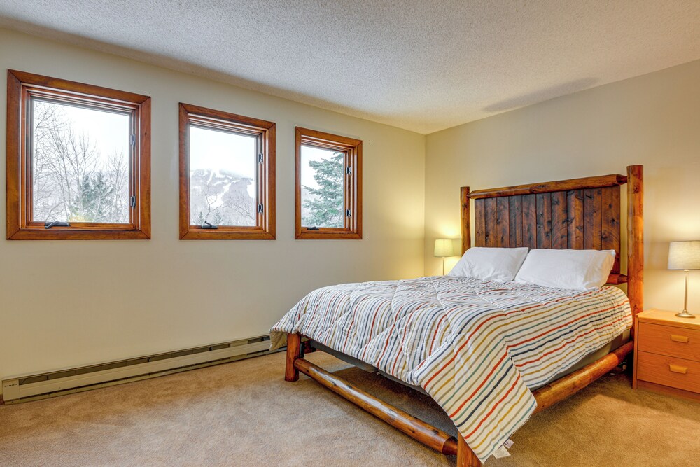 < 1 Mi to Mt Snow: Charming Condo w/ Fireplace