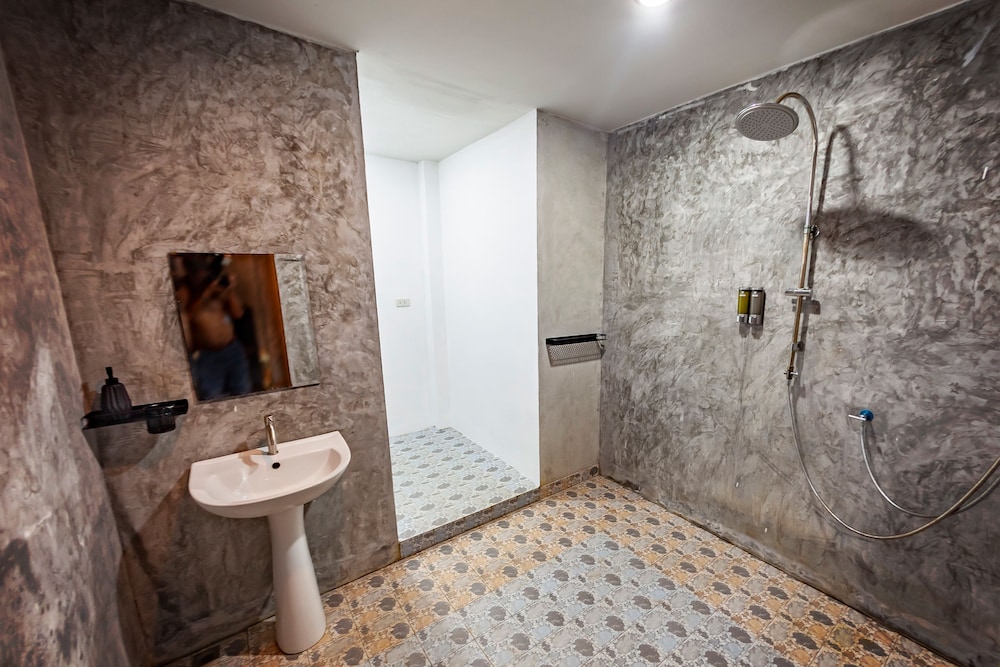 Tonmai Suites