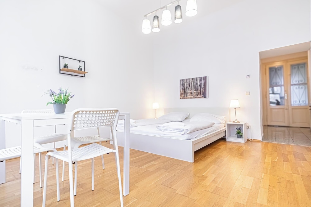 Affordable Cozy 2BR Apt Near Stadthalle