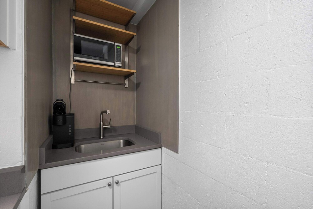 Chic City Retreat 97 Sleeps 2!