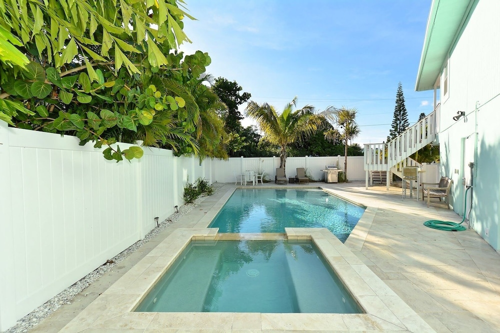 Tarpon Pointe 2 Bedroom Home by Redawning