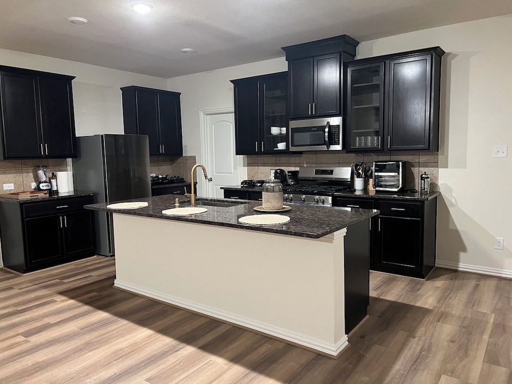Balmoral Lakeside 5br 4ba House