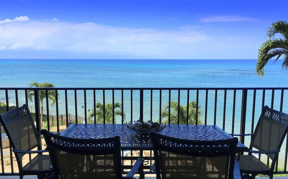 Oceanfront Whale Watching 2 Kings and Sofa Bed