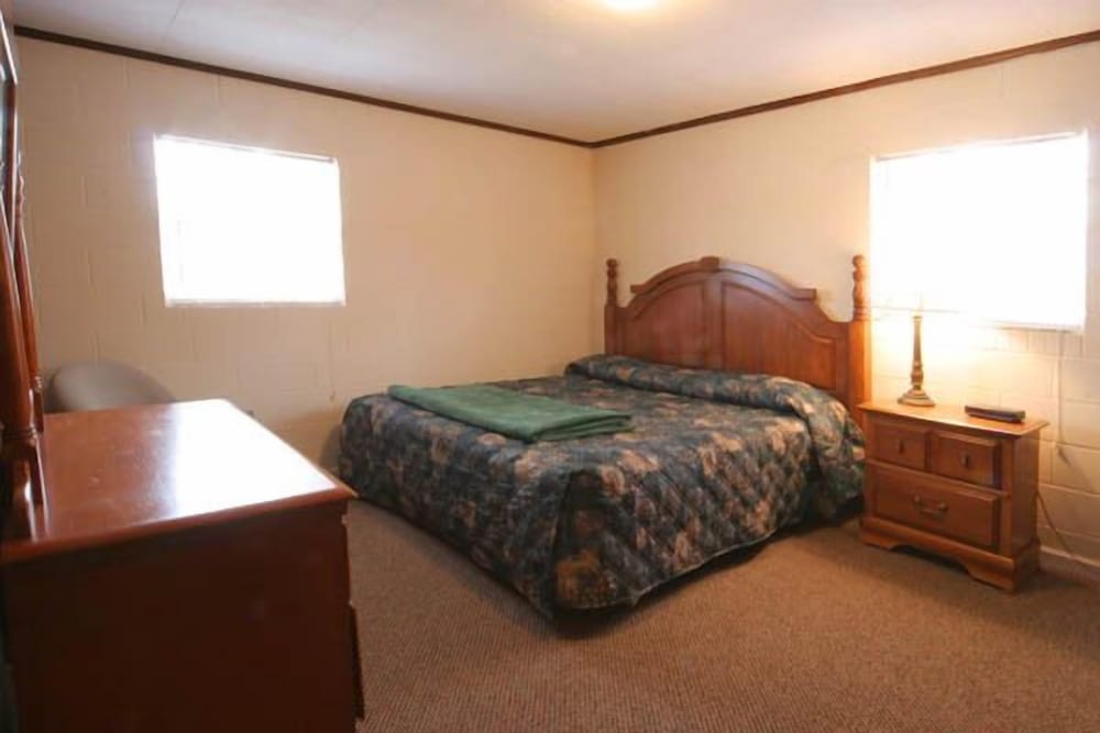 Cookeville Vacations - Lakeside Resort-Lakeside Cabins - Property Image 3