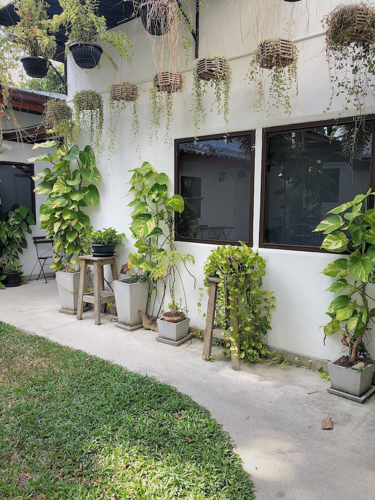The Reef Hotel & Studios