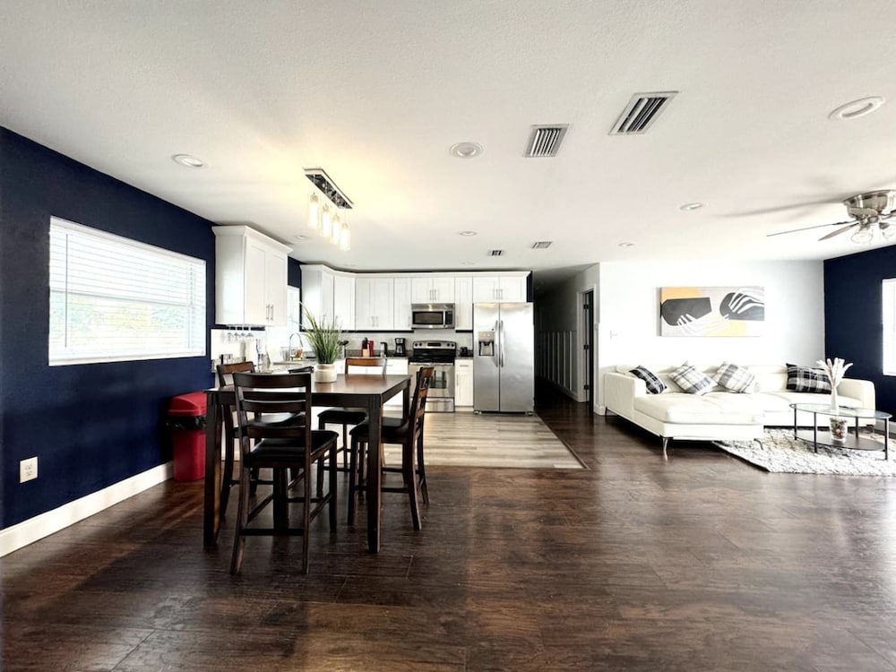 Quiet Spacious Home Close to Clearwater Beaches