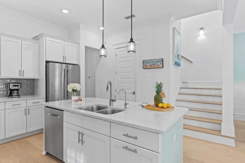 Walk to the Beach, Pool, 5bdr, 3 Porches Beach Sea-ker's Retreat by Avantstay