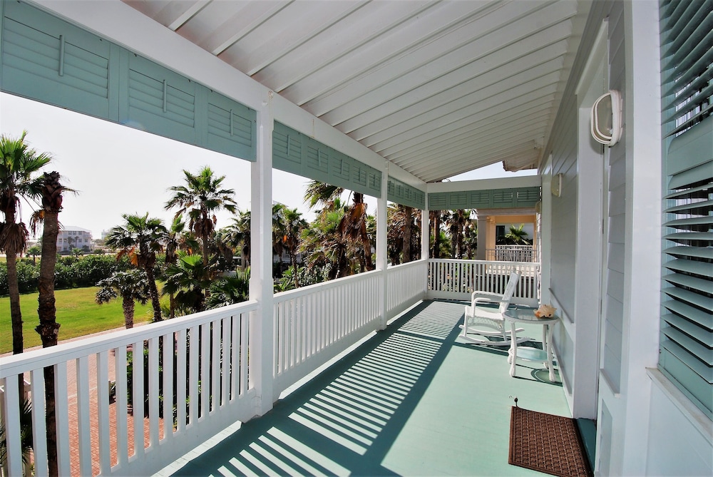Palm House - Private Beachfront House 3 Bedroom Home by RedAwning