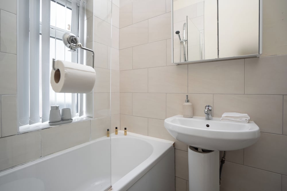 Spacious 4-bedroom Manchester Retreat With Garden