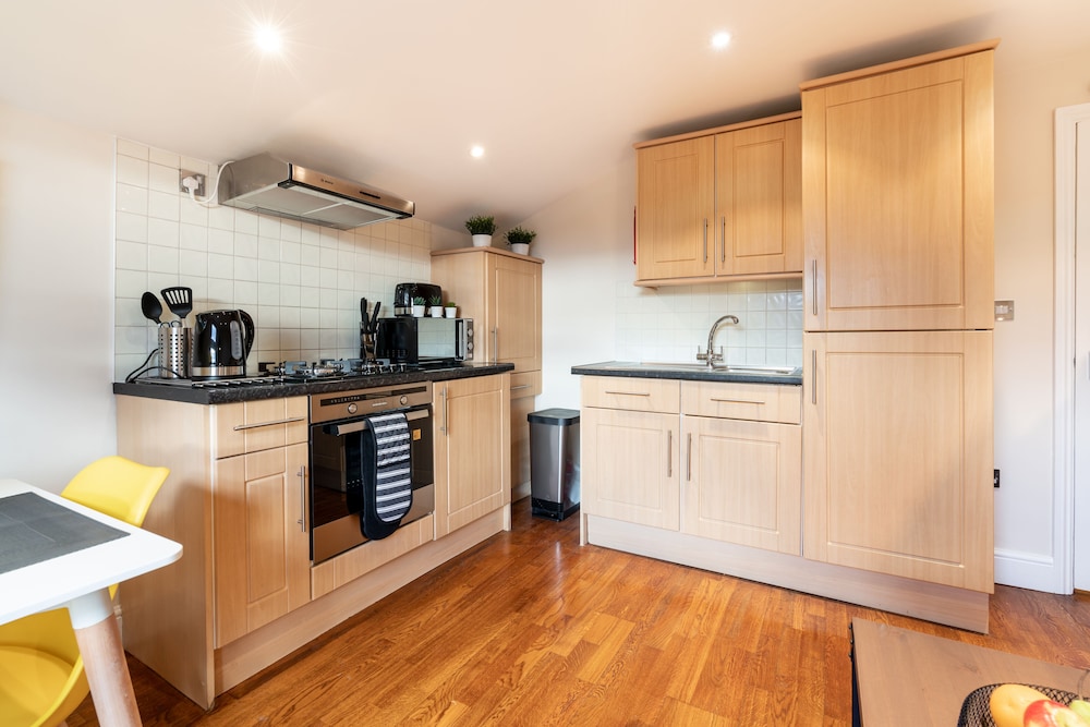 1bd Apt for 2-4. New Decor & Furnishings view 4