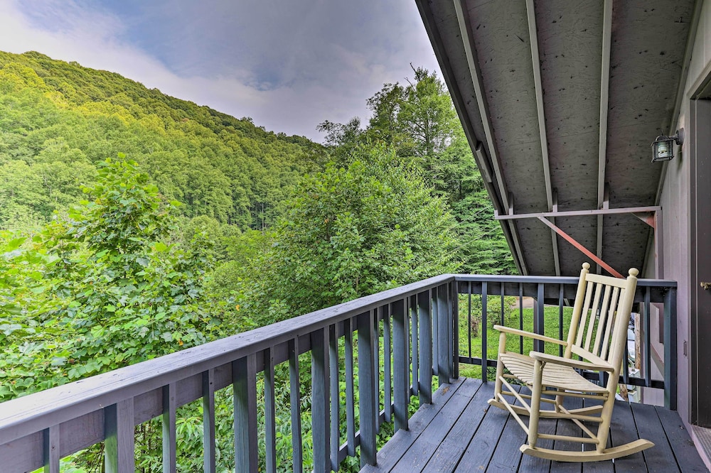 Cozy Roan Mountain Cabin w/ Private Balcony! view 3