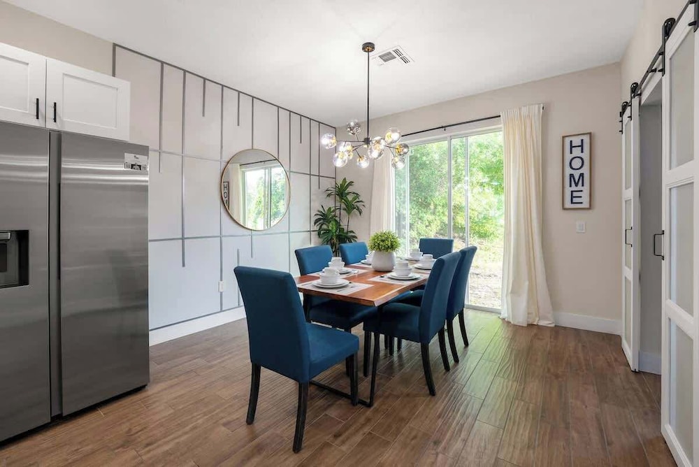 Beautiful 4BR Home w/ Modern Design