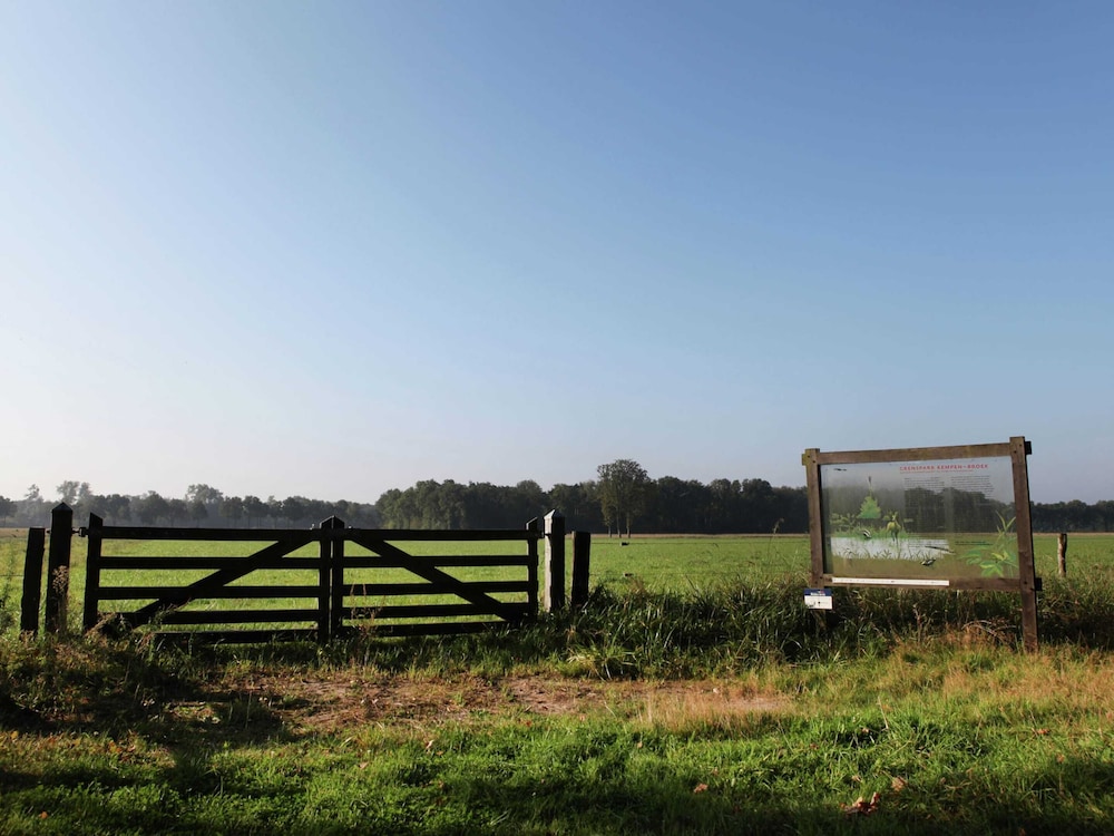 Completely Detached Bungalow in a Nature-filled Park by a Large fen view 3