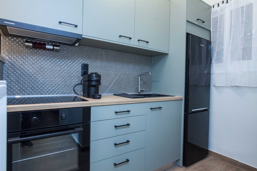 Fresh Modern 1 Bd Apt in Vibrant Patisia