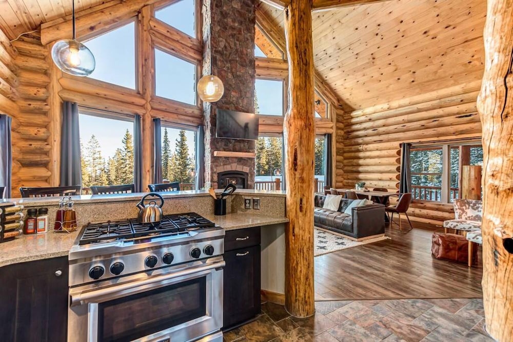 Mountain Gem Lodge 3 Acres Hot Tub Luxurious Pet Friendly Garage view 2