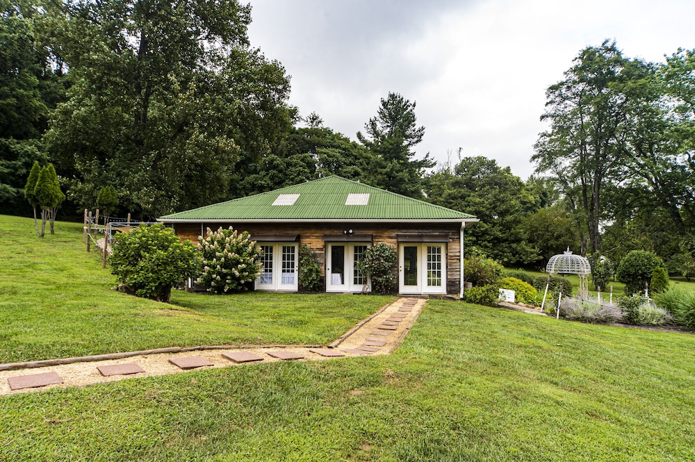 Stone Manor Boutique Inn - Property Image 10