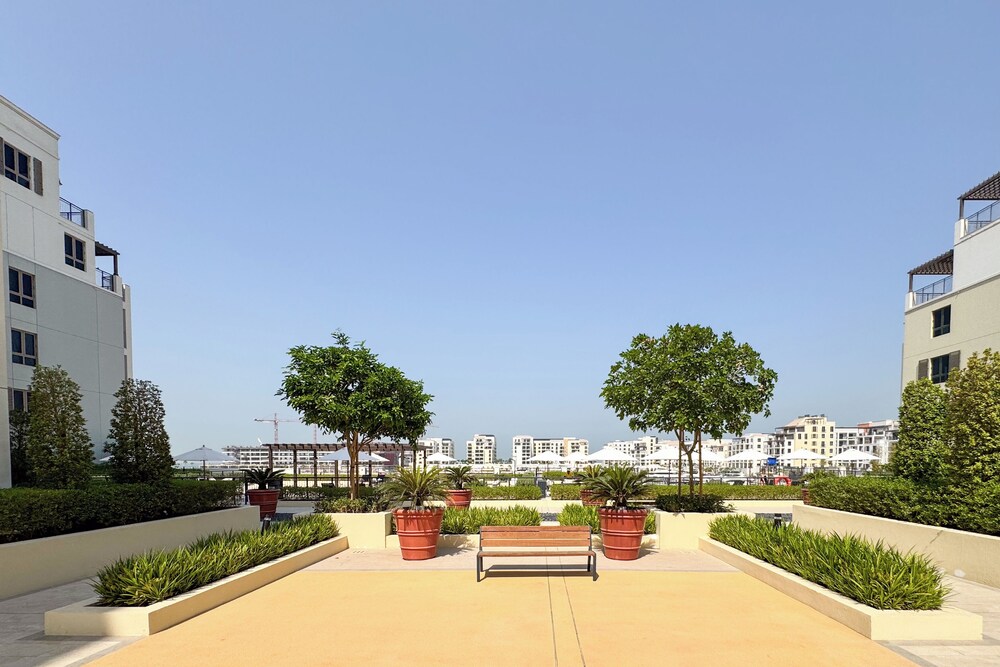 PVH - 1BR La Sirene - Partial Sea View