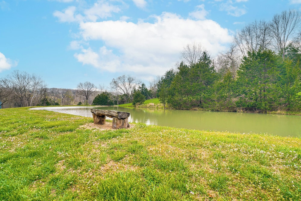 'the Lodge at Crider Creek' Getaway on 140 Acres!