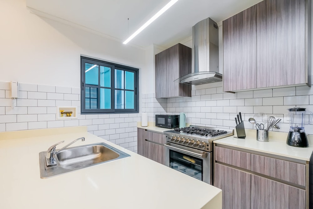 w Charming 1BR in Santa Ana s Best Area