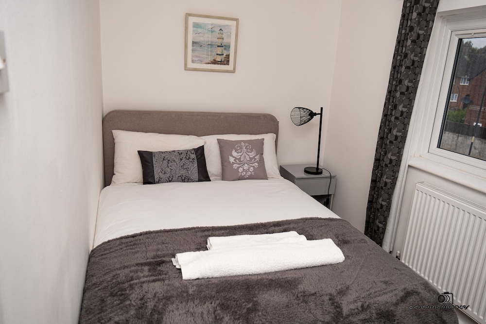 Walsall Vacations - Cosy Home With Private Parking - Property Image 2