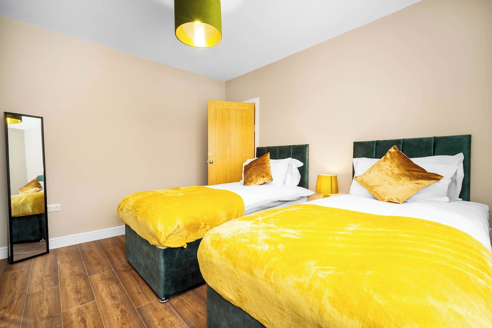Spacious 3 bed House/sleeps 5/free Parking-oldbury view 3