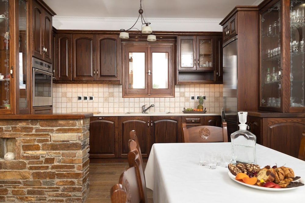 Villa Billia Cheerful 4 Bedroom Home w Ocean View