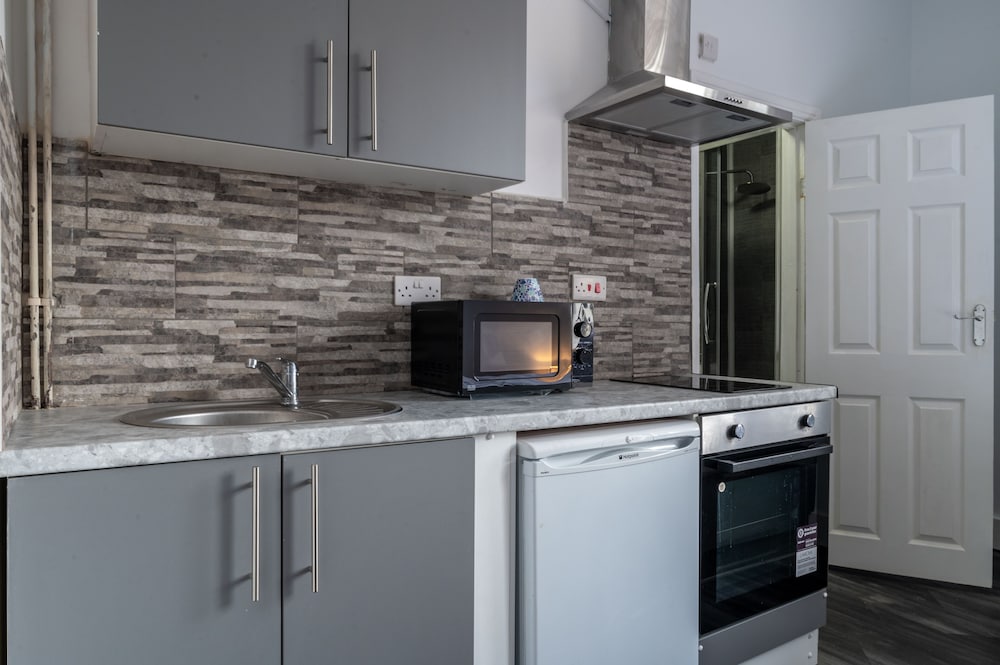 Immaculate 1-bed Studio1 in Coventry view 3