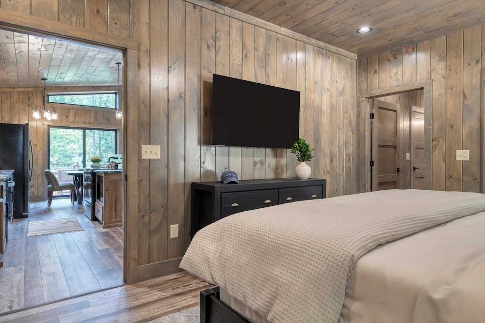 Luxe Cabin w/ Hot Tub, Views & Game Room Sleeps 10 Do Good Holler by Avantstay