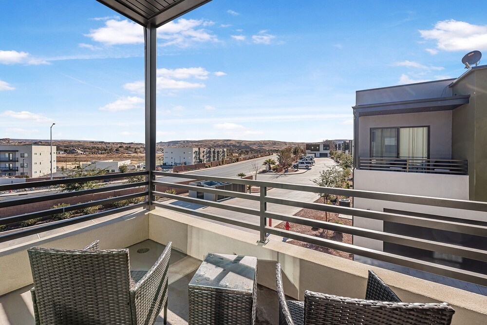 Villa #38 At Bloomington Country Club - Aaa Gateway 4 Bedroom Townhouse