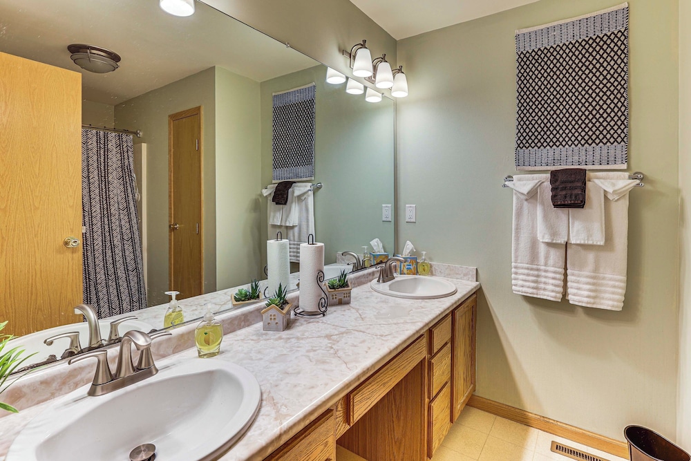2 Mi to Woodbury Wildlife Area: Cozy Farmhouse!