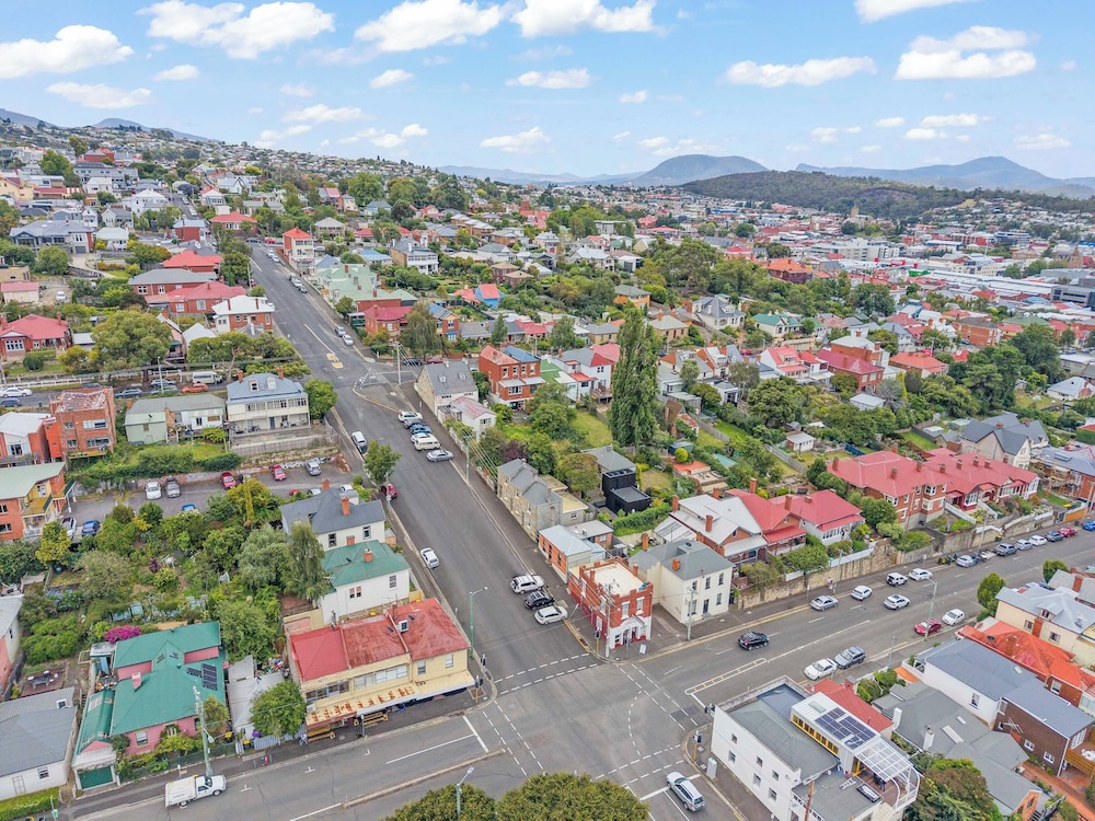 Stylish 3 Bedroom Townhouse - Hobart CBD