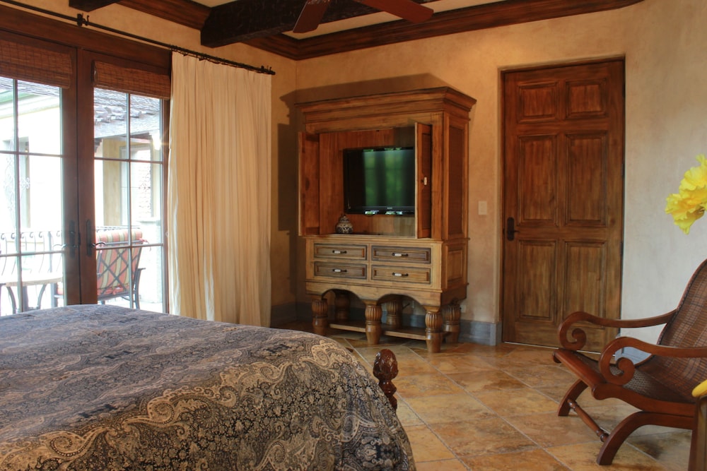 CR Luxury Los Sueños Condos