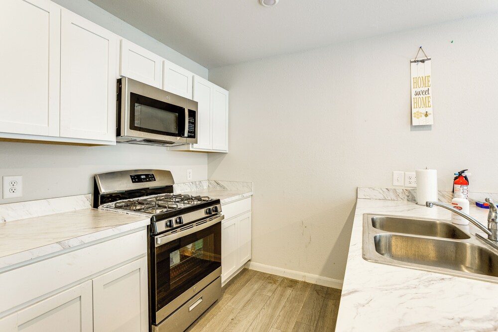 Near Hiking & Fishing: Airy Retreat in Cleveland!